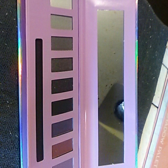 All that glitters eye shadow pallet - Picture 5 of 6